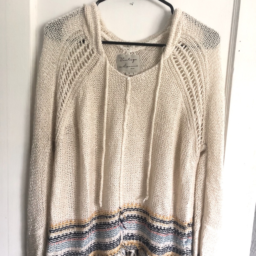 Knit cream hoodie with fringe on bottom